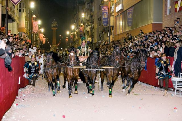 http://lorcaturismo.es/imagenesElCortejo/Fotos%20Paso%20Blanco.%20Domingo%20de%20Ramos/5.%20Octavio%205.Cesar%20Augusto.%20Paso%20Blanco.JPG